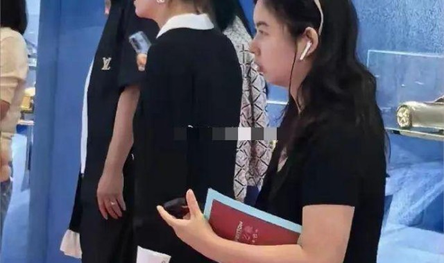 范志毅带小17岁娇妻看展，被误认“父女”，爱情跨越年龄成焦点