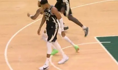 开云app-疑似受伤？队友积极跑动执行战术，字母哥缓缓走向前场