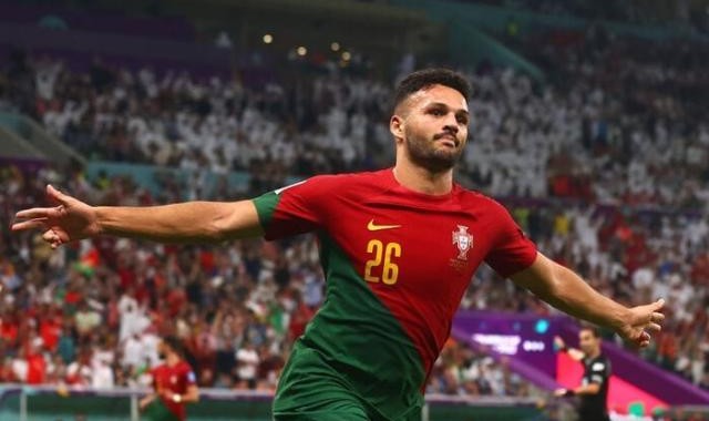 开云注册-帽子戏法！贡萨洛·拉莫斯在葡萄牙队接过C罗的枪！